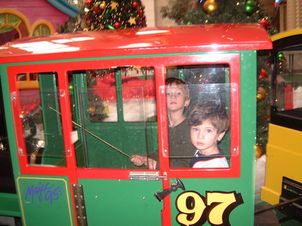 2003/12(Dec)/01-Pre Christmas Fun/1024x768_2003-12-16-05-Dax-Chance-Visit-Santa.JPG